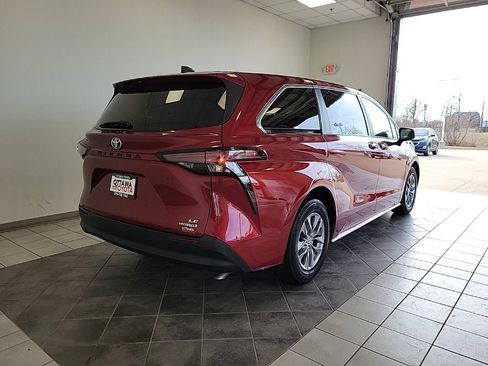 Used 2024 Toyota Sienna LE image 5