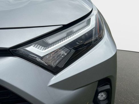 Used 2022 Toyota RAV4 XLE Premium image 9