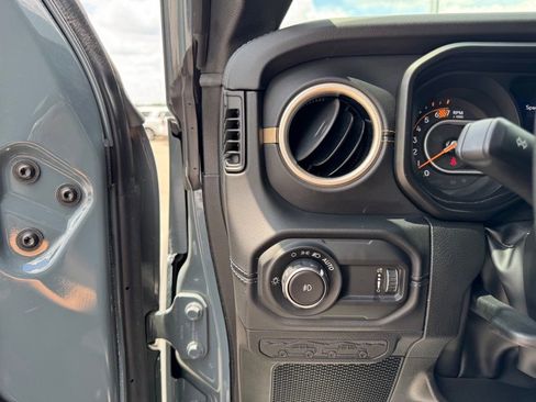 Used 2024 Jeep Wrangler Unlimited Sahara w/ Technology Group AWD/4WD image 12