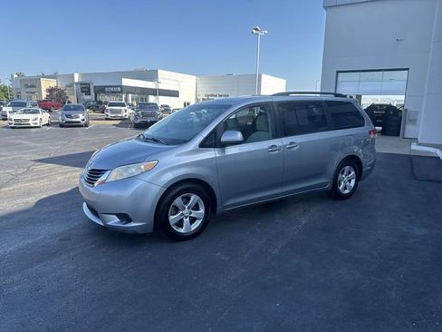Used 2012 Toyota Sienna LE FWD image 2