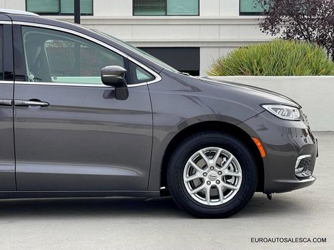 Used 2021 Chrysler Pacifica Touring-L image 11