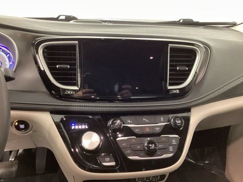 Used 2024 Chrysler Pacifica Limited FWD image 15
