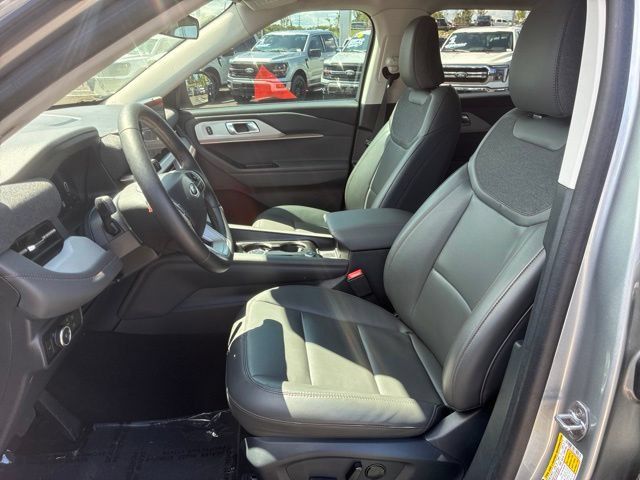 Used 2025 Ford Explorer Active w/ Active Comfort Package RWD image 17