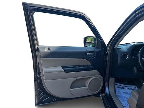 Used 2017 Jeep Patriot High Altitude FWD image 23