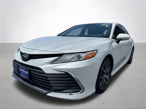 Used 2021 Toyota Camry XLE FWD image 2