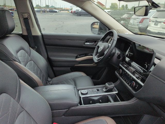Used 2025 Nissan Pathfinder Platinum w/ Black Appearance Package AWD/4WD image 10