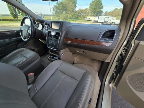 Used 2011 Chrysler Town & Country Limited image 20