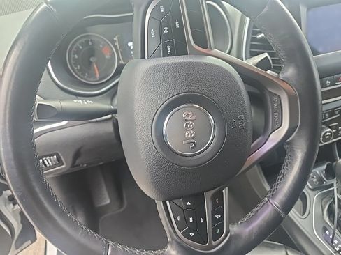 Used 2019 Jeep Cherokee Latitude Plus FWD image 9