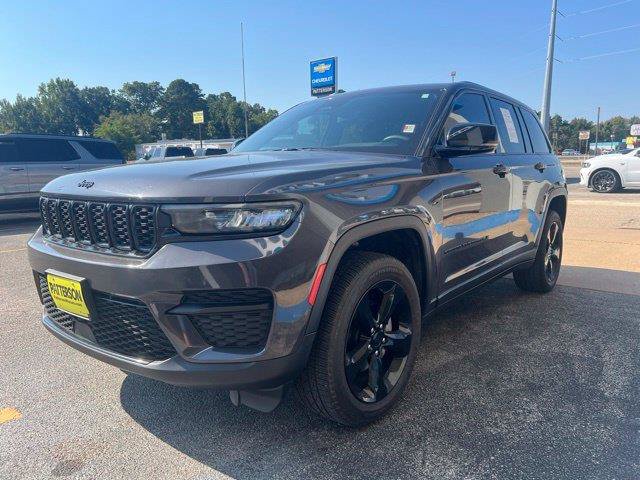 Used 2023 Jeep Grand Cherokee Altitude AWD/4WD image 3