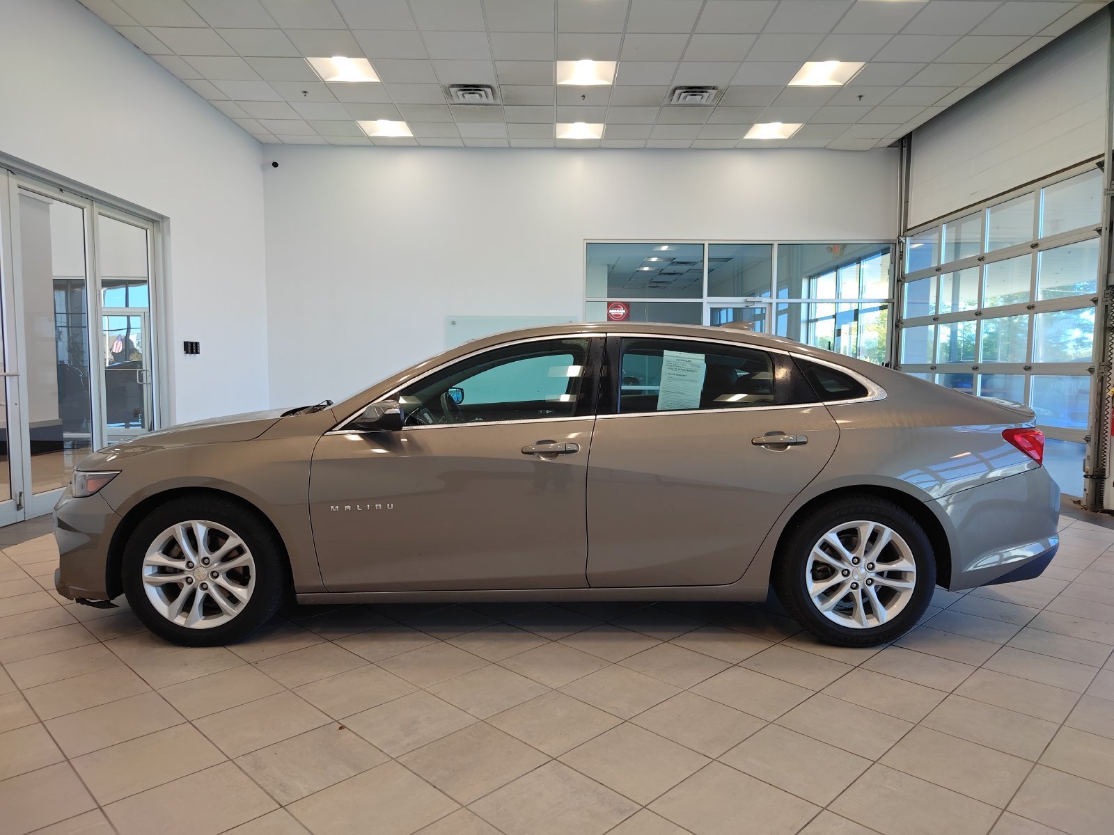 Used 2017 Chevrolet Malibu LT FWD image 6