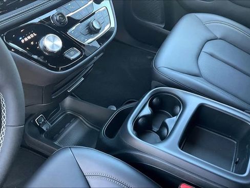New 2026 Chrysler Pacifica Select image 8