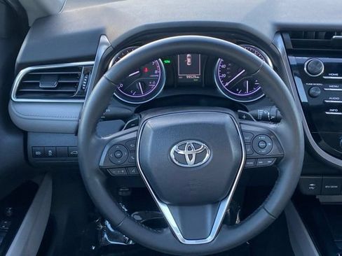Used 2018 Toyota Camry SE w/ Moonroof Package FWD image 9