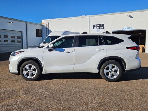 Used 2023 Toyota Highlander L image 2