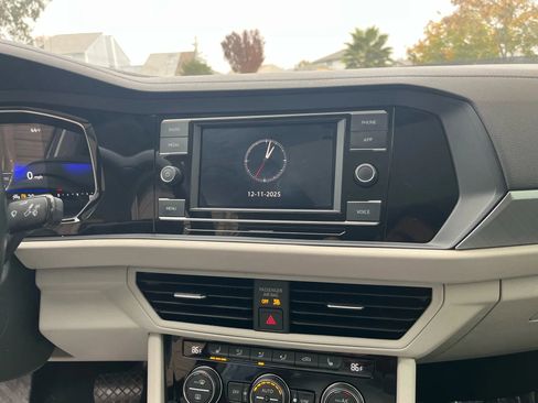 Used 2024 Volkswagen Jetta SE w/ Panoramic Sunroof Package image 22