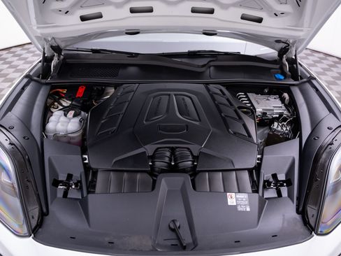Certified 2025 Porsche Cayenne GTS AWD/4WD image 32