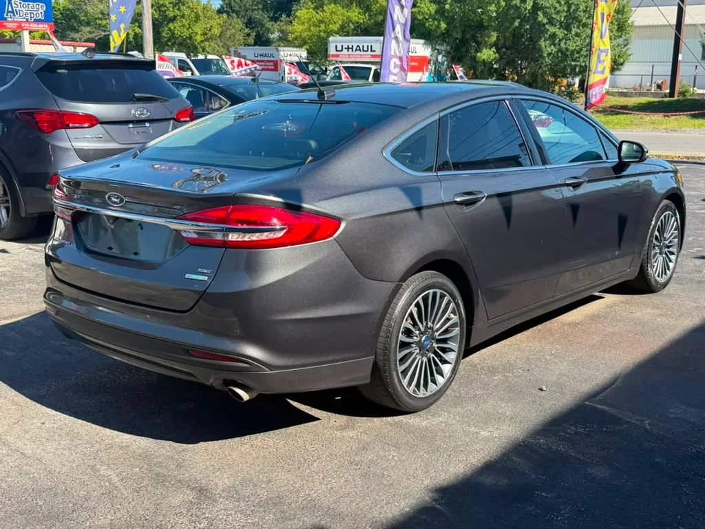 Used 2018 Ford Fusion SE w/ Fusion SE Technology Package FWD image 5