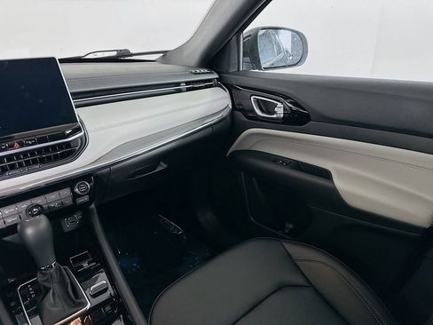 Used 2024 Jeep Compass Limited image 30