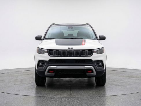 Used 2025 Jeep Compass Trailhawk AWD/4WD image 2