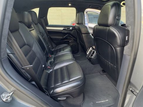 Used 2018 Porsche Cayenne Turbo image 32