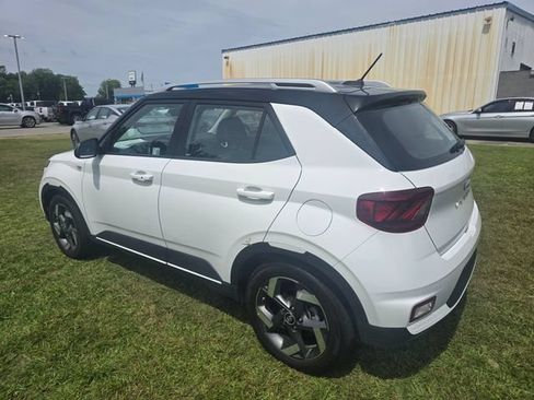 Used 2025 Hyundai Venue Limited FWD image 5