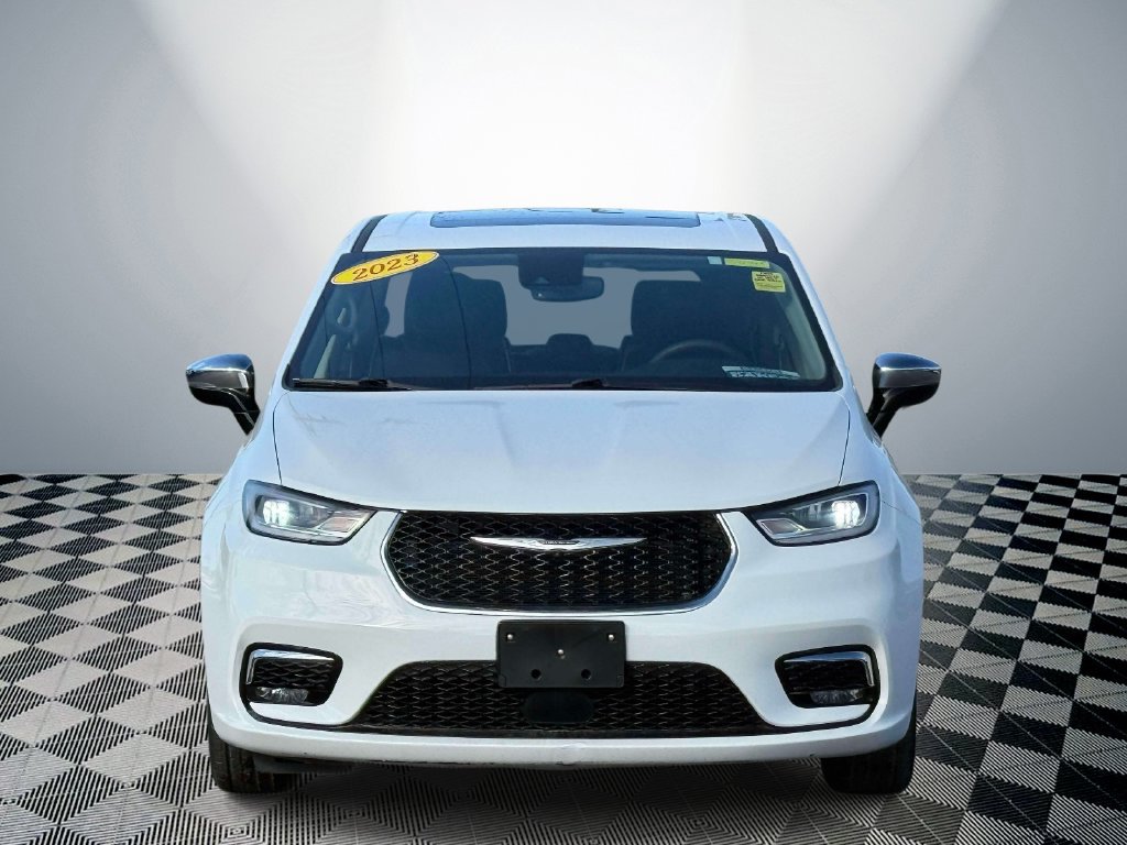 Used 2023 Chrysler Pacifica Limited FWD image 2