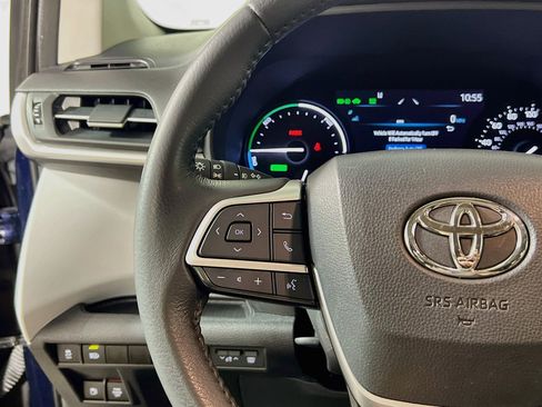 Used 2025 Toyota Sienna XLE FWD image 19