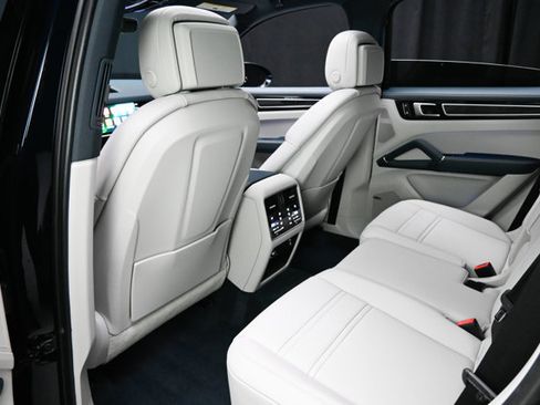Used 2022 Porsche Cayenne S image 52