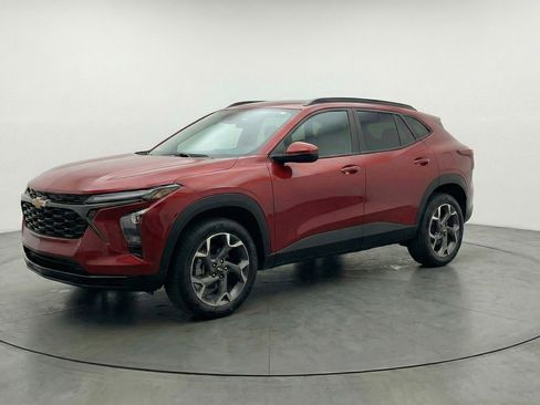 Used 2025 Chevrolet Trax LT image 3