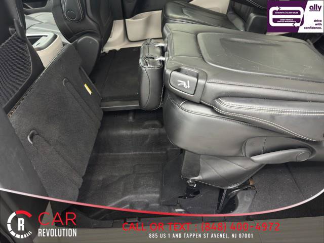 Used 2023 Chrysler Pacifica Touring-L FWD image 46