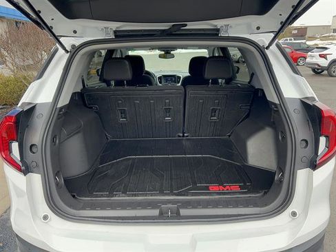 Used 2024 GMC Terrain SLE w/ Driver Convenience Package image 9