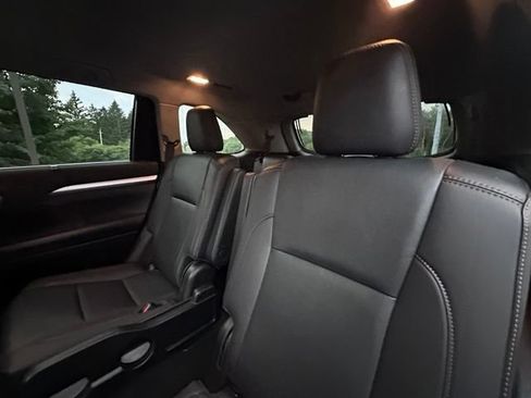 Used 2019 Toyota Highlander XLE AWD/4WD image 11