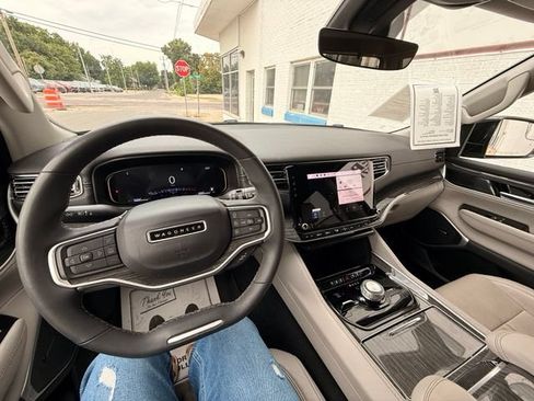 Used 2022 Jeep Wagoneer Series II AWD/4WD image 12