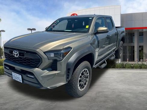 Certified 2025 Toyota Tacoma TRD Off-Road AWD/4WD image 3