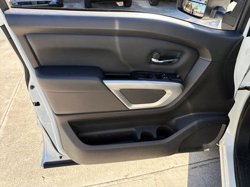 Used 2024 Nissan Titan SV w/ SV Convenience Package image 17