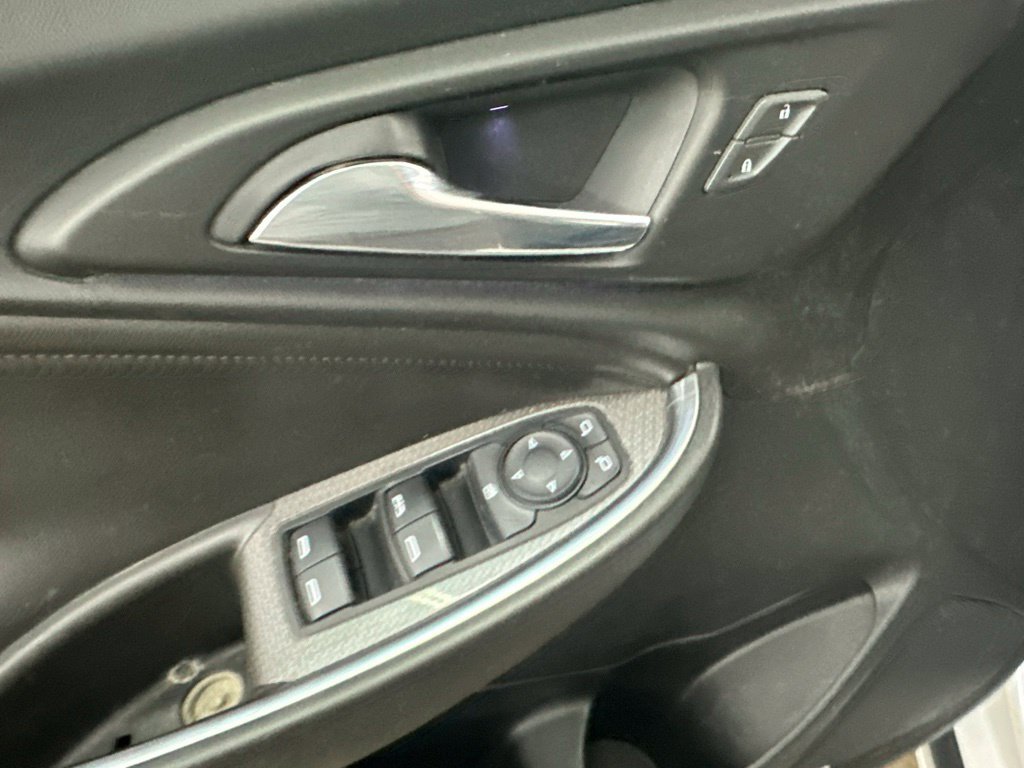 Used 2018 Chevrolet Malibu LT w/ Leather Package FWD image 36