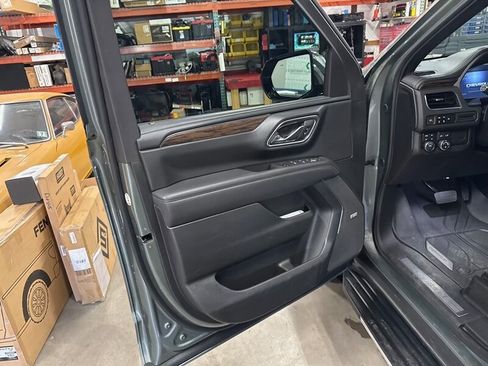 Used 2023 Chevrolet Suburban Premier image 13