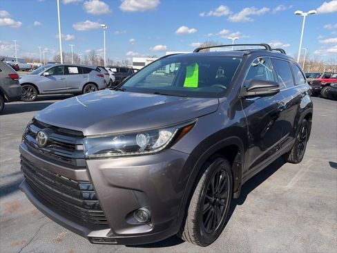 Used 2019 Toyota Highlander SE image 2