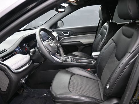 Used 2025 Jeep Compass Latitude image 17