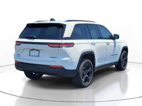 Used 2023 Jeep Grand Cherokee Limited w/ Black Appearance Package image 6