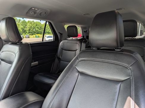 Used 2022 Ford Explorer Limited w/ Equipment Group 301A AWD/4WD image 12