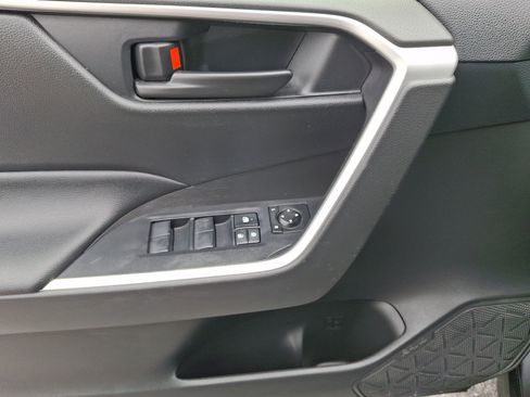 Used 2020 Toyota RAV4 LE AWD/4WD image 12
