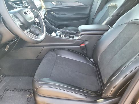 New 2025 Jeep Grand Cherokee Altitude image 14