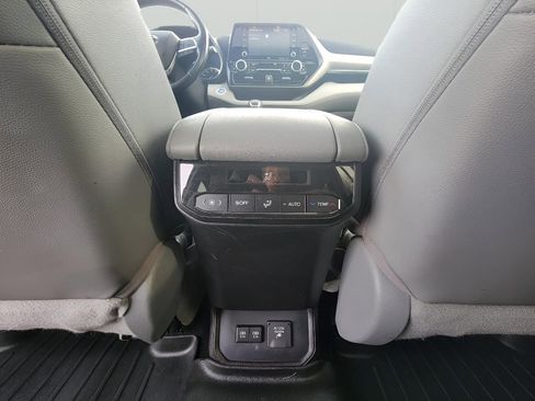 Used 2021 Toyota Highlander Limited image 31