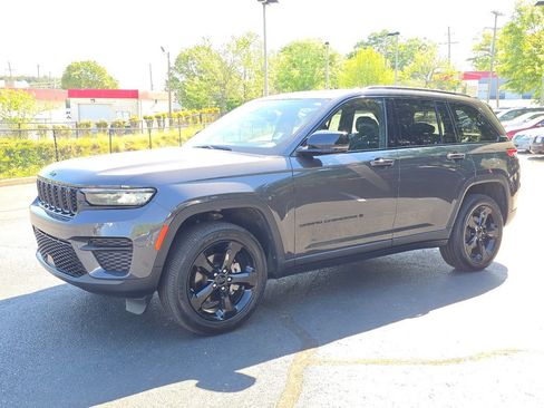 Used 2023 Jeep Grand Cherokee Altitude RWD image 7