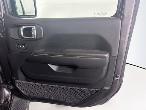 Used 2025 Jeep Wrangler Sahara image 32