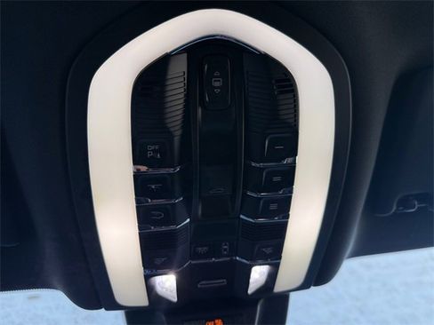 Used 2022 Porsche Macan image 24