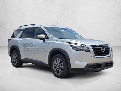 Used 2025 Nissan Pathfinder SV FWD image 3