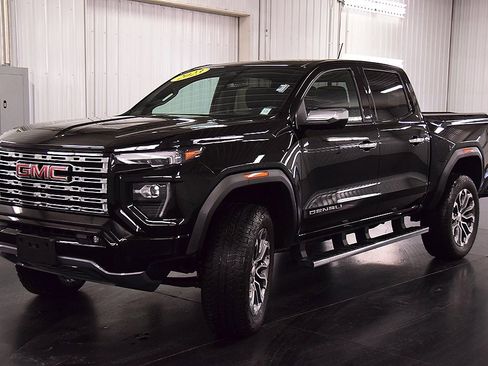 Used 2023 GMC Canyon Denali image 3