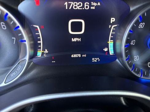 Used 2023 Chrysler Pacifica Touring-L FWD image 21