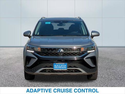 Used 2023 Volkswagen Taos SE w/ Panoramic Sunroof Package image 3